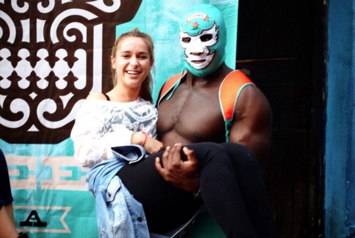 South African Brand Used Wrestlers as Piggyback Taxis to Promote their Chocolate