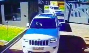 South African Granny Rams Wannabe Car Thieves With Her Jeep Grand Cherokee