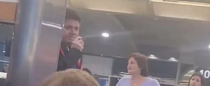 Southwest Airlines gate agent plays games with passengers during 3-hour delay