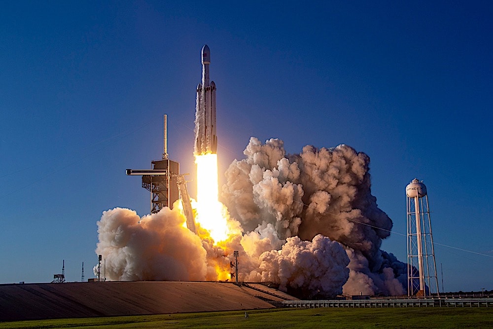 SpaceX Falcon Heavy to Launch Mission to the Moon in 2023 autoevolution