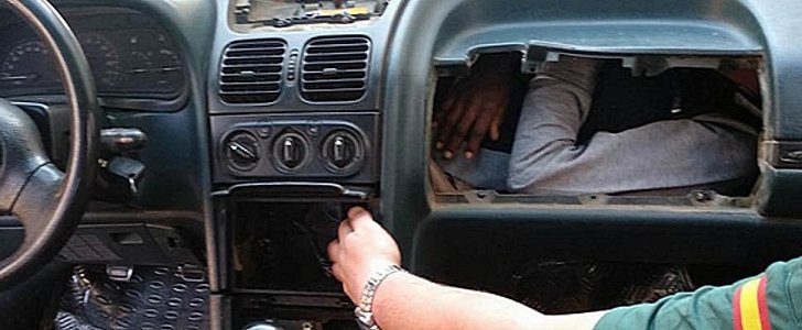 Guardia Civil finds undocumented migrant hidden in car glove box