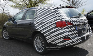 Spyshots: 2011 Opel Astra Sports Tourer, Inside View Included