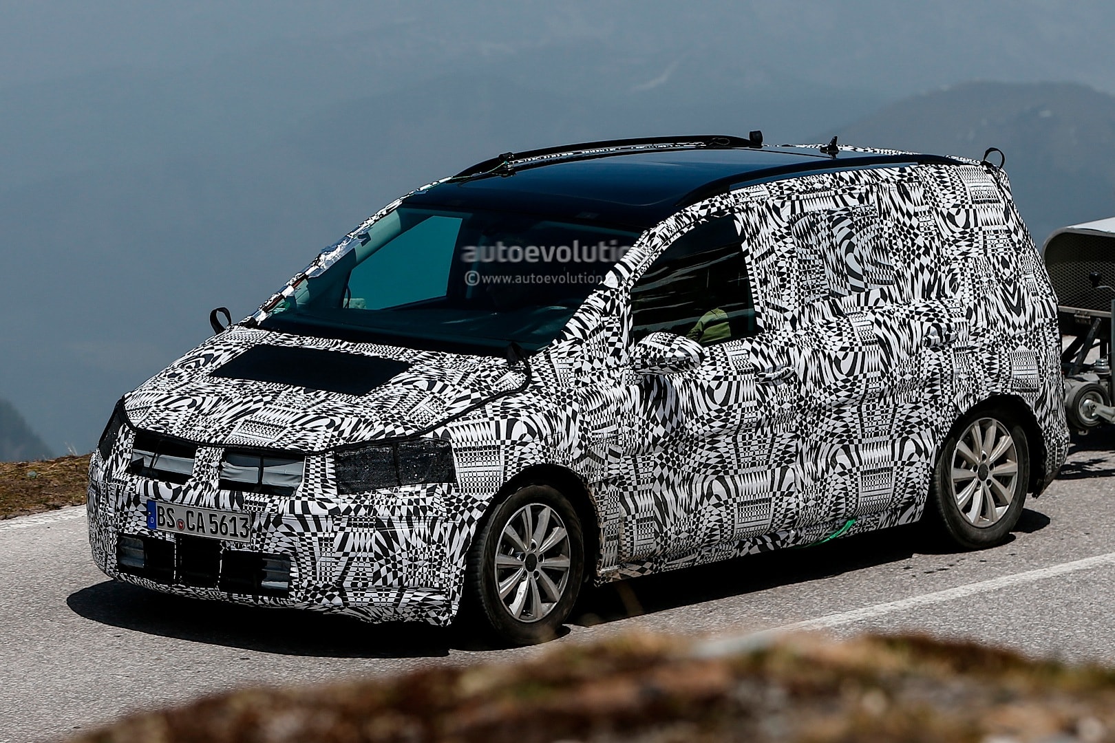 Spyshots: 2015 Volkswagen Touran Getting MQB Platform - autoevolution