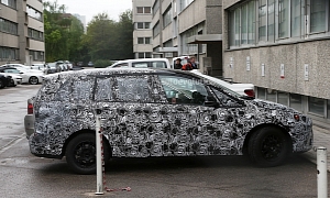 Spyshots: BMW Testing 7-Seater FWD MPV