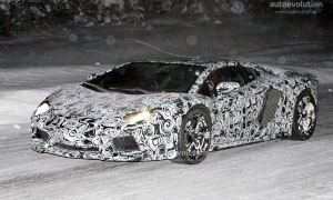 Spyshots: Lamborghini Aventador LP700-4 Battling the Snow at Night