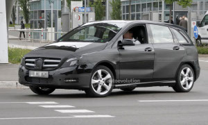 Spyshots: Mercedes-Benz B-Klasse Shows a Little More