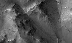 Strange Shadows Make Martian Valley Look Like Lungs Under X-Rays