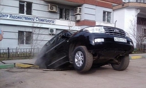Streets in Russian City of Samara Swallowing Cars!