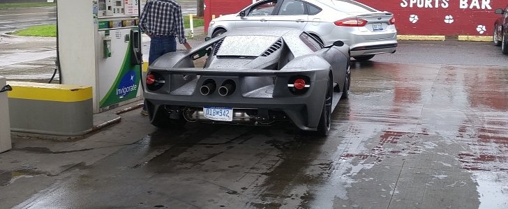 2017 Ford GT refueling