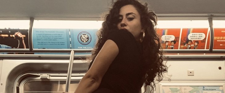 Woman goes viral for impromptu selfie session on NYC subway