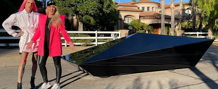 Supercar Blondie Drives "UFO Car" to Surprise Jeffree Star