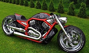 Supercharged Harley-Davidson V-Rod Is Muscle Bike Perfection, Chrome and Red Look Stunning