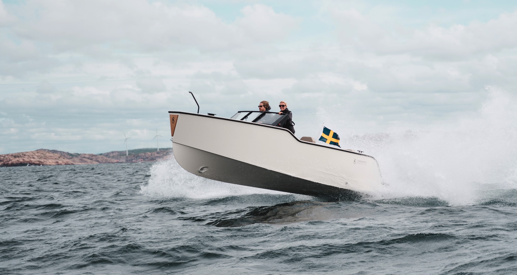 This new 30-foot Electric Boat has all the Features of a Motoryacht