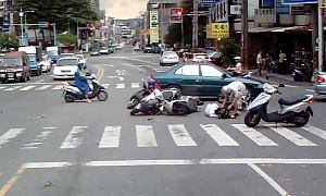 Taiwanese Driver Hits 4 Scooters Then Makes His Getaway!