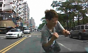 Taiwanese Pedestrian Fails at Faking Accident
