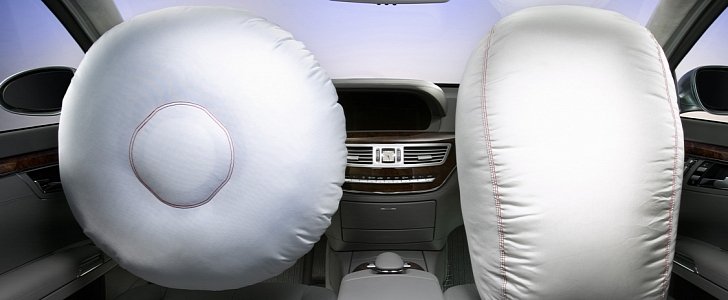 Pair of airbags deployed in Mercedes-Benz S-Class