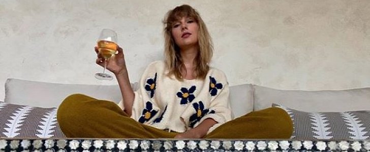 Taylor Swift chills at home, in keeping with stay-at-home orders
