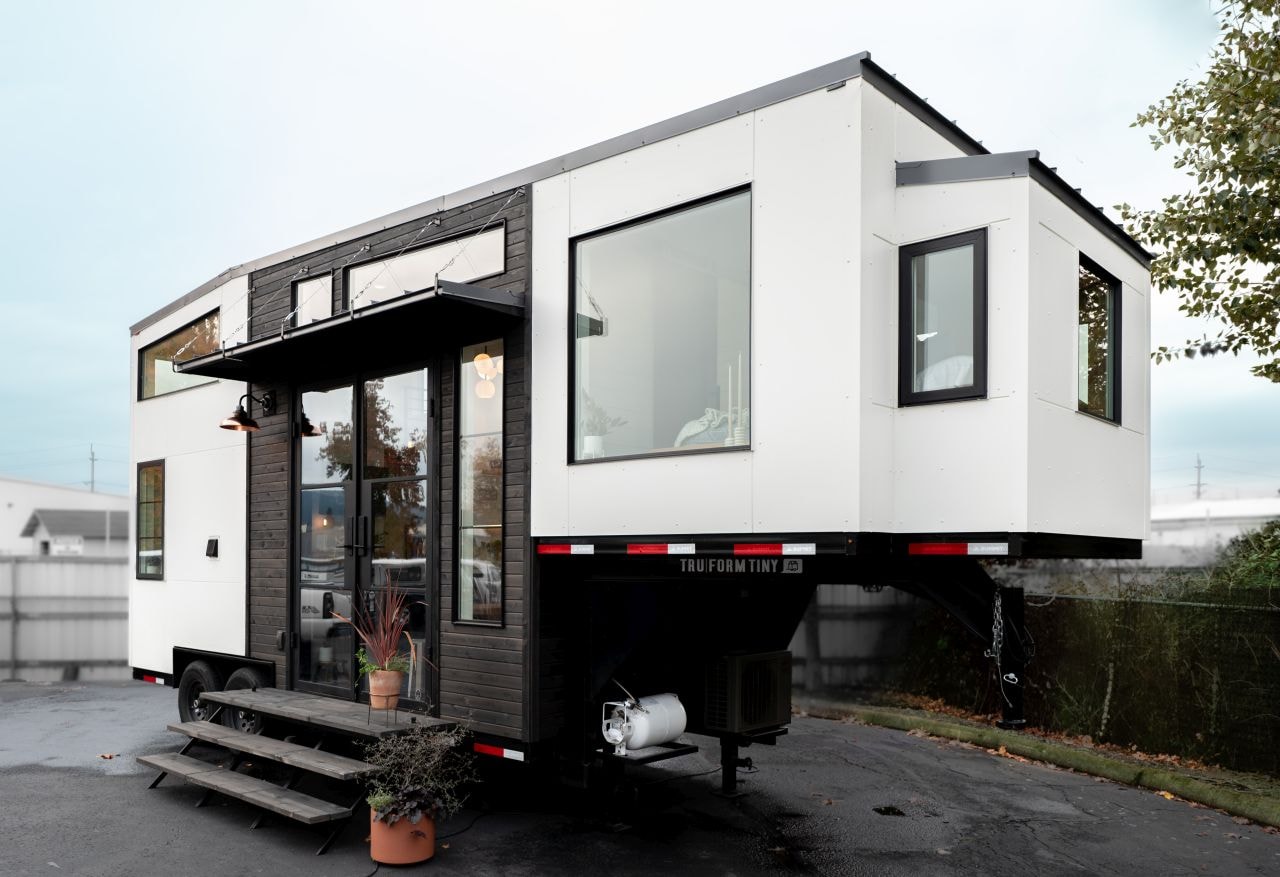https://s1.cdn.autoevolution.com/images/news/terra-haven-tiny-merges-the-simplicity-of-tiny-living-with-the-elegance-of-a-luxury-home-225027_1.jpg