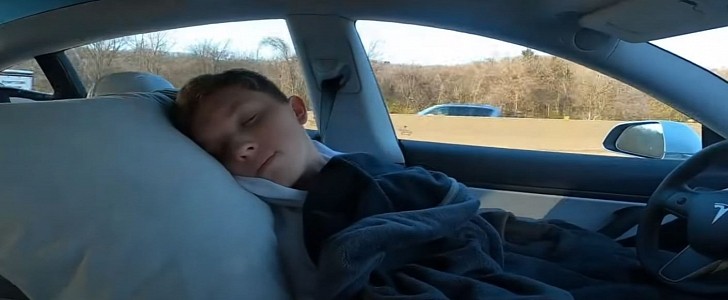 Tesla Model 3 owner pretends to be asleep at the wheel, while his mother is filming him