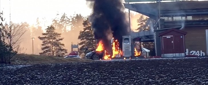 Tesla Model S burning in Norway