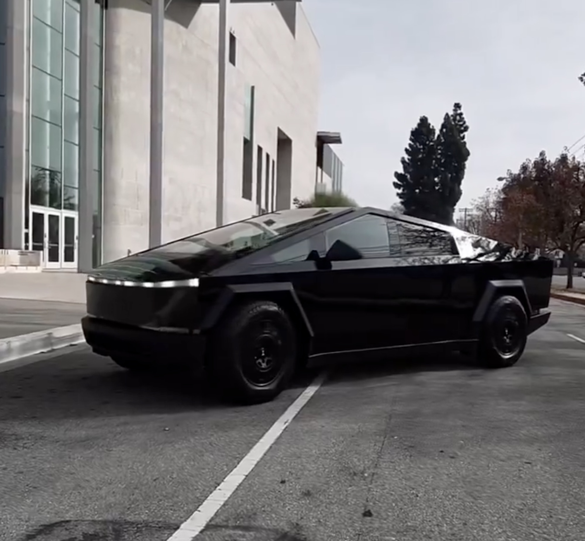 Tesla Cybertruck in Gloss Black Shows Up for the First Time - autoevolution