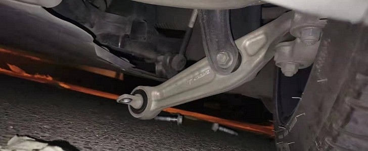 Tesla Model Y with failed suspension knuckle in China