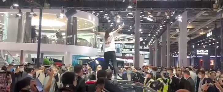 Model 3 owner protests against Tesla and faulty brakes at the 2021 Auto Shanghai
