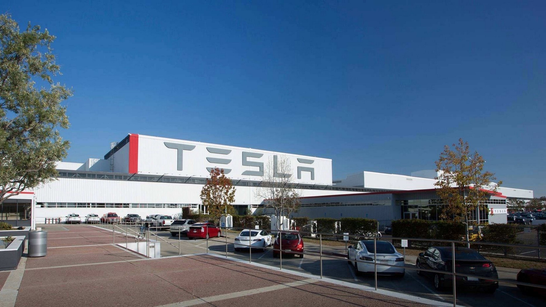 Tesla Lays Off 200 Autopilot Workers, Closes San Mateo Facility -  autoevolution
