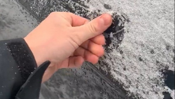 Tesla Model 3 owner finds creative ways to open the car after the door handle freeze