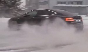 Tesla Model S Doing AWD Donuts in Russian Winter Looks Unstoppable