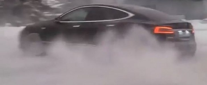 Tesla Model S P100D Doing AWD Donuts in Russian Winter 