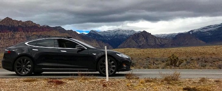 Tesla Model S stranded in the desert