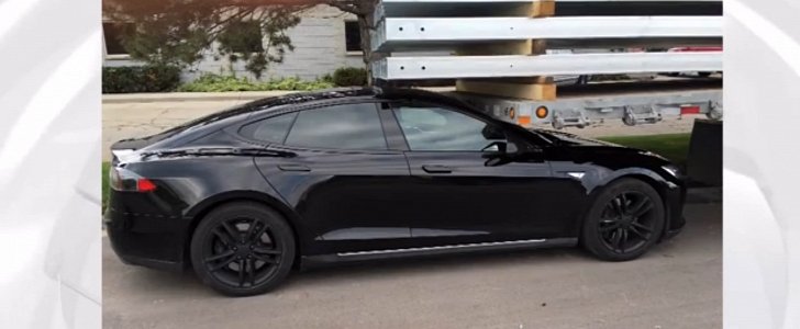 Tesla Model S crashed into a trailer