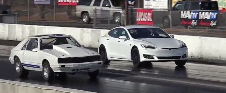Tesla Model S P100D Ludicrous+ Challenges Racecars at Drag Strip