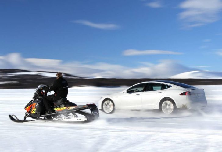 Tesla Model S P85D Drag Races a Snowmobile in Norway