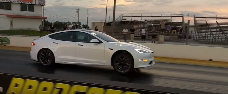 Tesla Model S Plaid Vs Tesla Model S Raven drag races