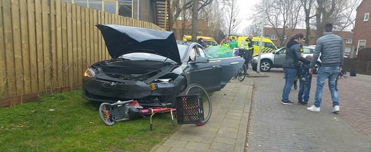 Tesla Model S crash in Holland