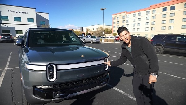 Tesla Model X owner who bought a Rivian R1S makes it clear which one he prefers