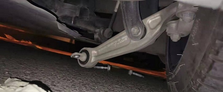 Tesla Model Y with failed suspension knuckle in China