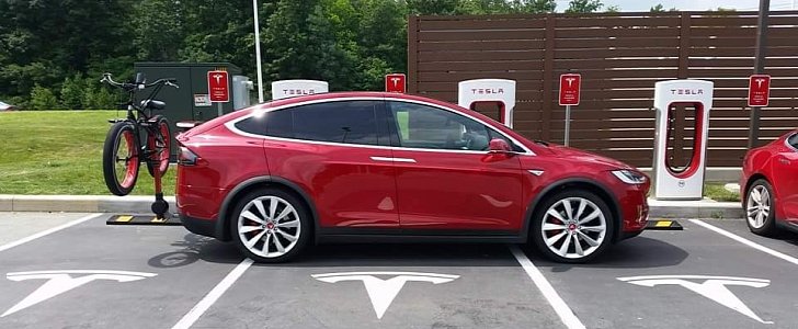 Tesla Model X misbehaving at a Supercharger