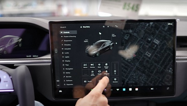 Tesla's Rotating Screen Is Now Patented, and It Could Mean Cool Things Are on the Horizon