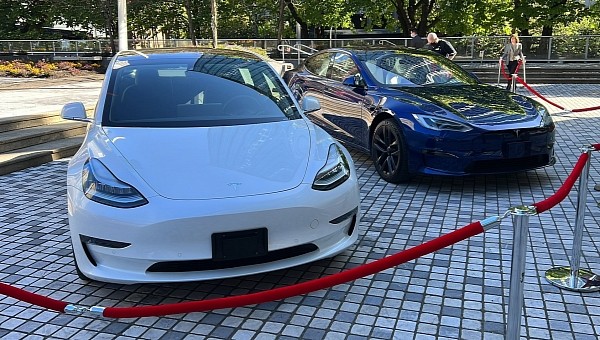 Tesla tempts hackers with Model 3 and Model S cars as prizes