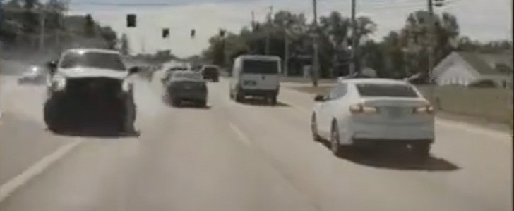 Tesla FSD swerves away from head-on collision