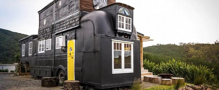 The Black Pig is a bus house that is no longer mobile, packs incredible surprises for family life