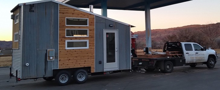 The Boulder 2.5 is a tiny house designed as an occasional guest room and a mobile office