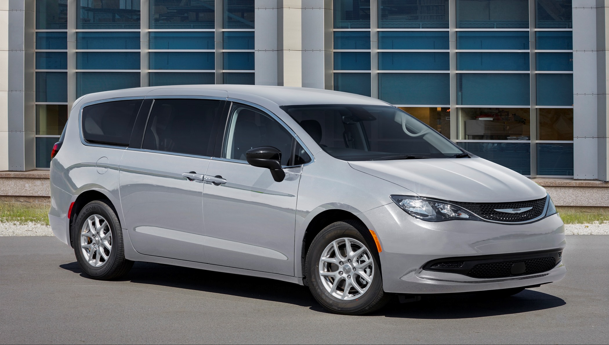 The Chrysler Voyager Minivan Is a FleetOnly Affair for 2022 Model Year