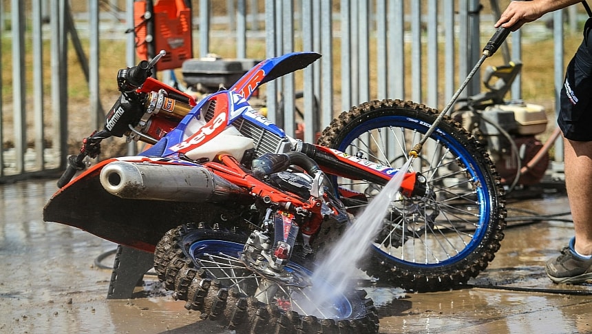 The Dos and Don'ts of Washing a Motorcycle