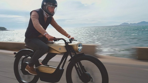 The Eysing PF40 e-moped is the Eysing Pioneer with a Pininfarina restyling 