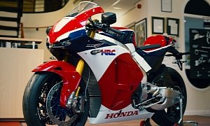 The First Honda RC213V-S Handed Over to Its New Owner