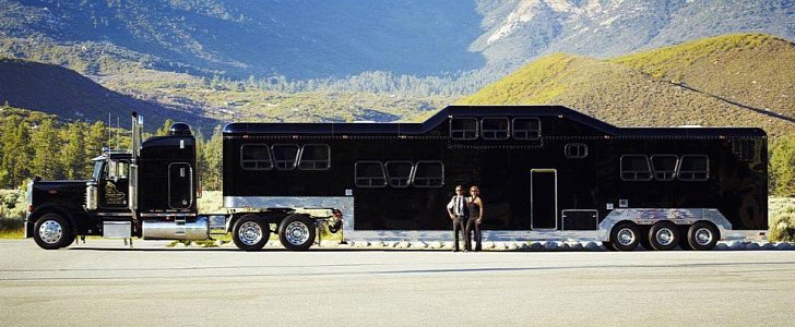 Midnight Rider tractor-trailer limousine is world's heaviest and largest, as of 2004